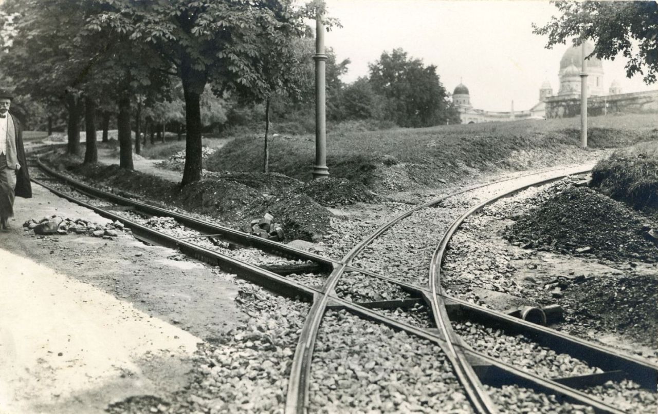 Tramvajska pruga na Mirogojskoj cesti, polaganje (Foto Josip Horvat) 1930. godine